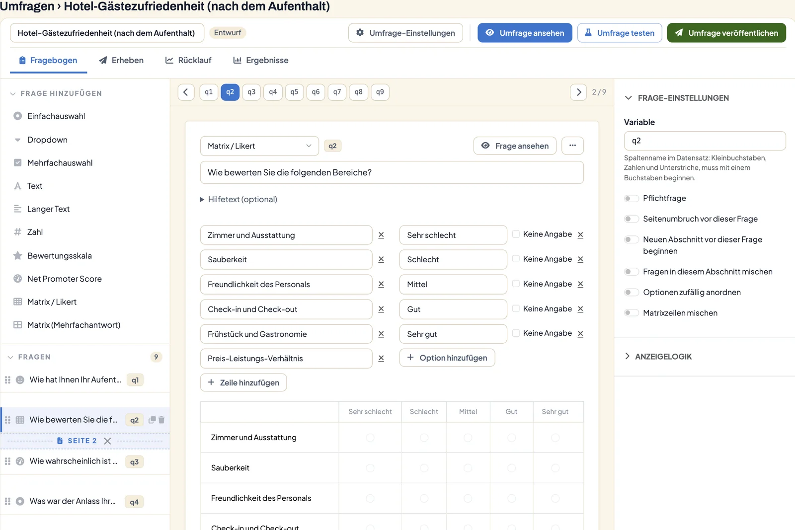Umfrage-Builder mit der Fragenpalette links, einer Matrixfrage zur Bewertung von Hotelbereichen in der Mitte und den Frage-Einstellungen rechts