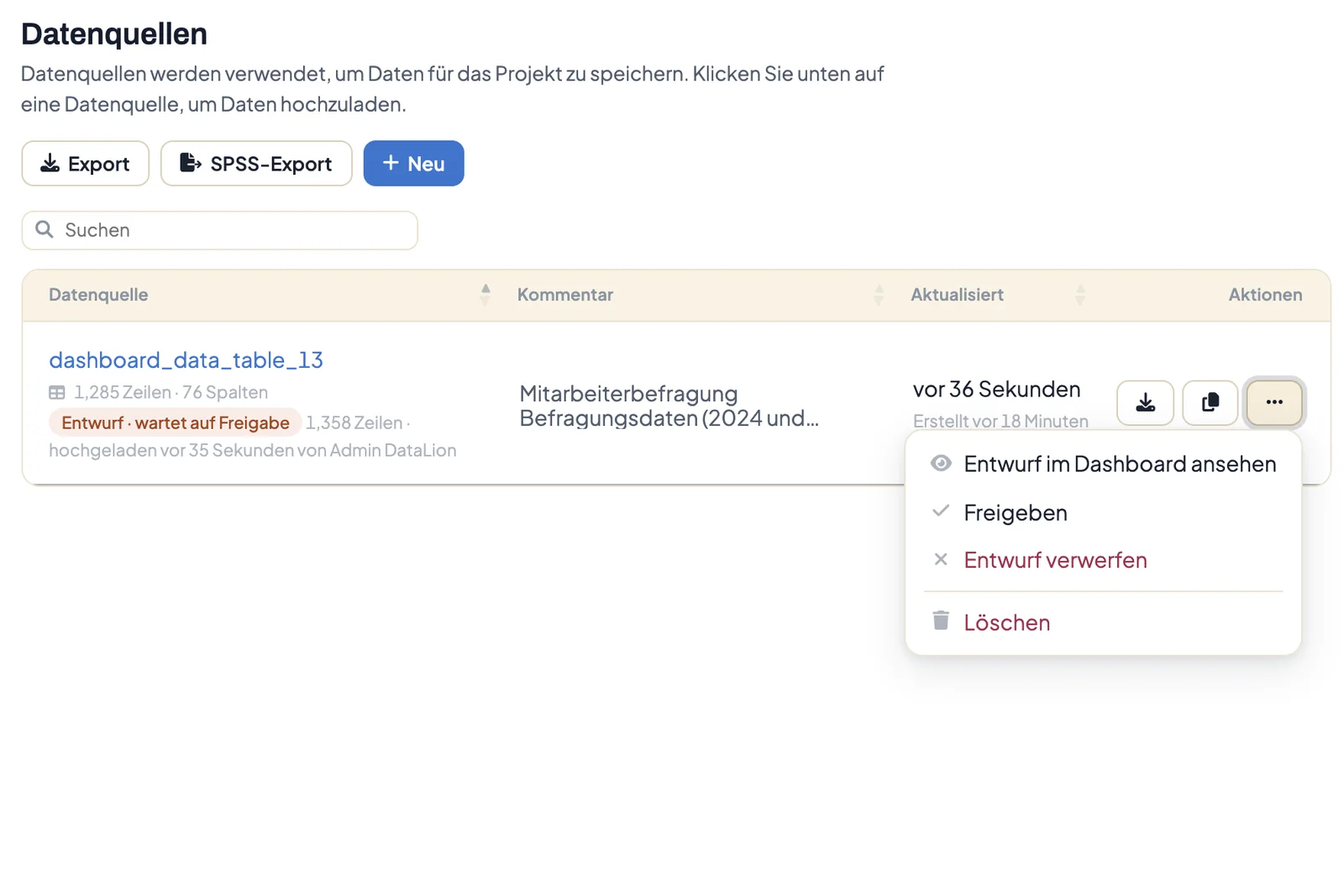 Datenquellen-Liste mit dem Badge Entwurf · wartet auf Freigabe und dem geöffneten Aktionsmenü mit Freigeben und Entwurf verwerfen